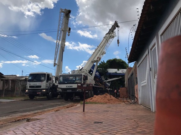 Guindaste Que Caiu Piscina Sobre Residencia E Retirado Apos 28 Horas Em Campo Grande Mato Grosso Do Sul G1