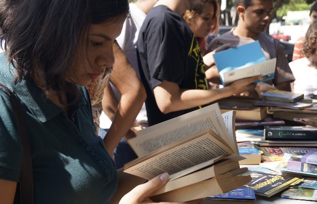 Participantes escolhem livros e pagam com prendas durante evento Goiânia Goiás (Foto: Divulgação/Nexa)