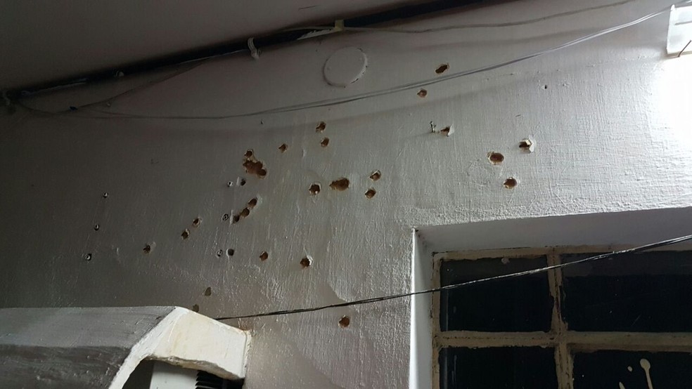 Marcas de tiros ficaram nas paredes do CDP (Foto: Divulgação/PM)