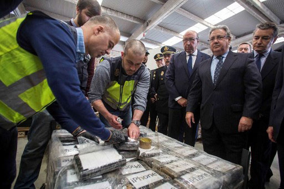 Ministro do Interior da Espanha, Juan Ignacio, (2Âº Ã  direita), inspeciona apreensÃ£o recorde de cocaÃ­na no Porto de Algeciras, nesta quarta-feira (25)  (Foto: Spanish Interior Ministry / AFP)
