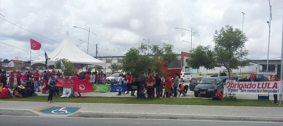 Em Campina Grande manifestantes se reuniram em uma praça em frente ao Complexo Judiciário de CG (Foto: Marina Cavalcanti/G1)