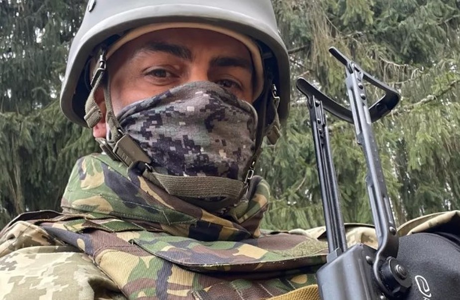 O soldado voluntário brasileiro André Hack Bahi, que lutava ao lado das forças da Ucrânia desde o final de fevereiro