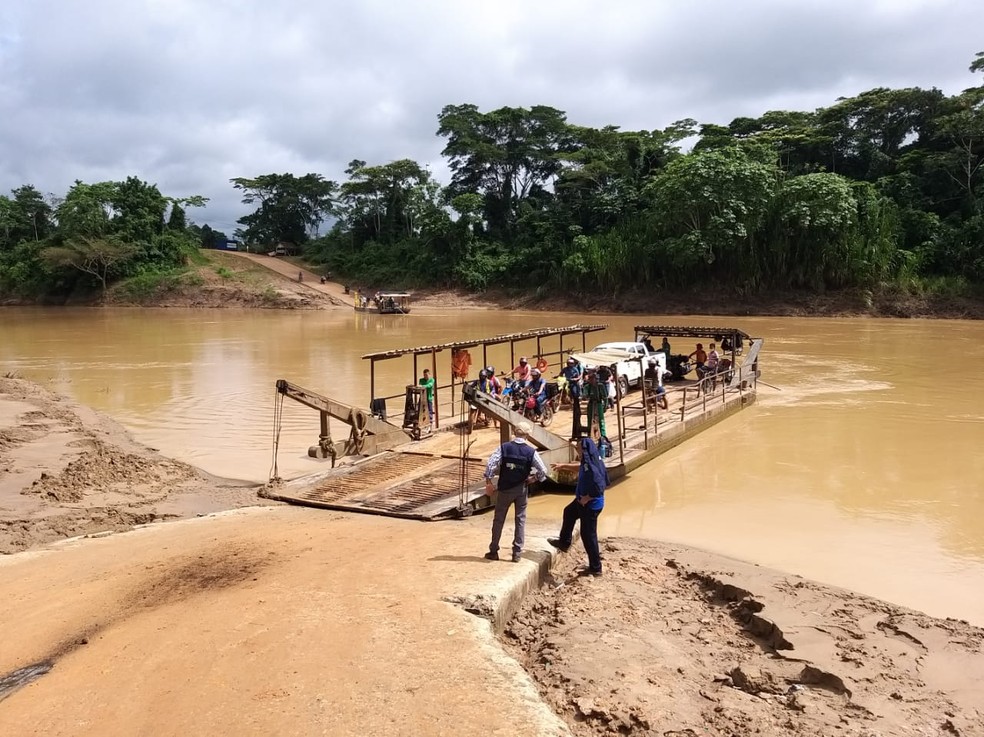 Moradores da Comunidade da Sibéria têm acesso ao Centro de Xapuri por balsa — Foto: Eldérico Silva/Rede Amazônica Acre