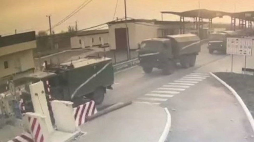Comboio russo invade a região ucraniana de Kherson a partir da Crimeia, região anexada pela Rússia em 2014 — Foto: Reuters