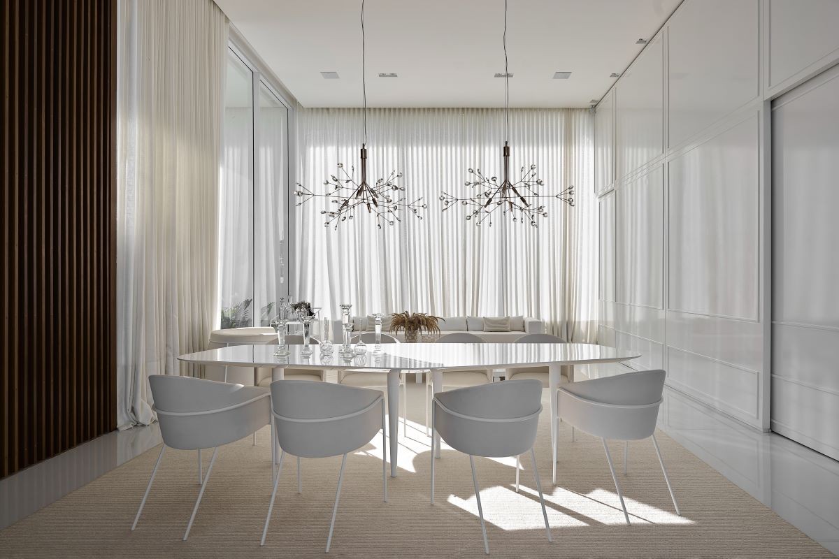 SALA DE JANTAR | A mesa de jantar Catwalk foi desenhada por Giorgio Bonaguro. As cadeiras Libertym do Studio Am, compõem a atmosfera branca do ambiente (Foto: Jomar Bragança / Divulgação)