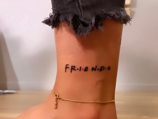 Mari Palma faz tatuagem em homenagem à sitcom Friends (Foto: Reprodução/Instagram)