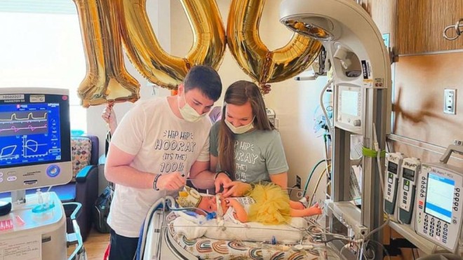 Lindsay e Tyler comemoraram o centésimo dia de vida da filha, Everly, na UTI neonatal (Foto: Reprodução/Good Morning America)