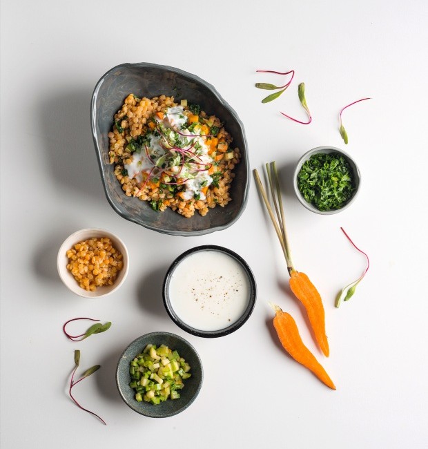 Salada de lentilha, legumes,salsa e ras el hanout. Bowls da Heloisa Galvão (salada, lentilha e salsinha) e da Olaria Paulistana (iogurte e abobrinha) (Foto: Iara Venanzi / Editora Globo)