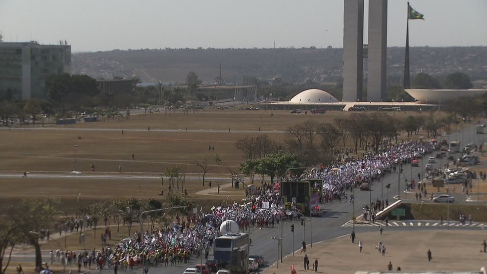 BRASÍLIA, 9h40: Marcha das Margaridas ocupa Esplanada dos Ministérios  — Foto: TV Globo/Reprodução