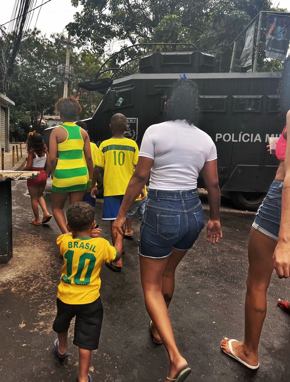 Fotógrafo registra cotidiano das favelas durante a Copa do Mundo: ‘Do amor pela Seleção à tensão pelo caveirão’