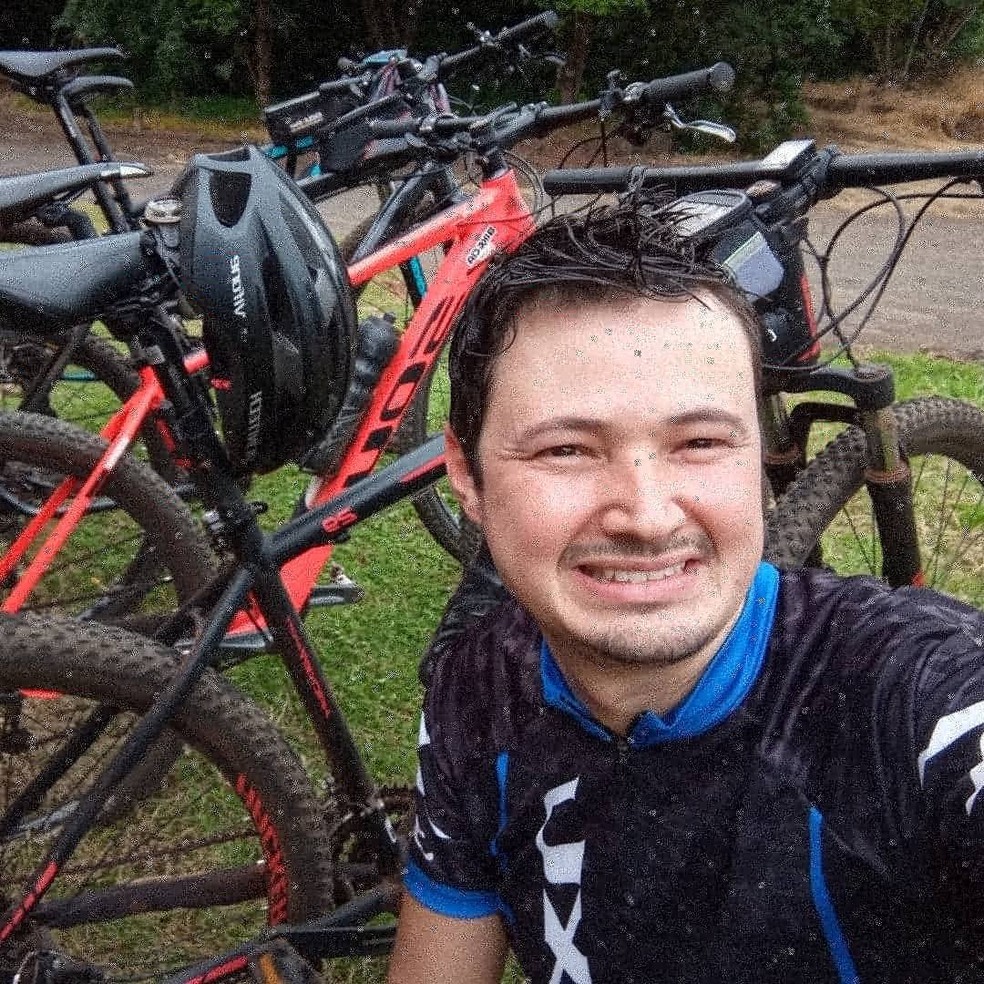 Eduardo tinha 39 anos e foi atingido na bicicleta por um dos carros envolvido no acidente em Bauru — Foto: Facebook/Reprodução
