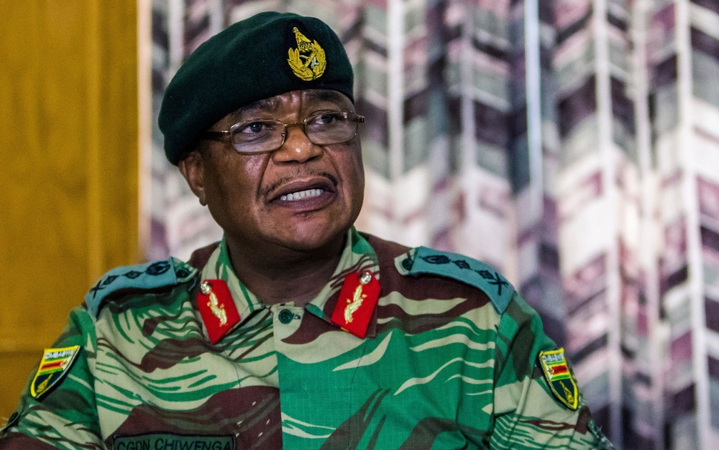 O comandante do exército do Zimbábue, Constantino Chiwenga, durante coletiva de imprensa na segunda-feira (13), em Harare (Foto: Jekesai Njikizana/AFP)