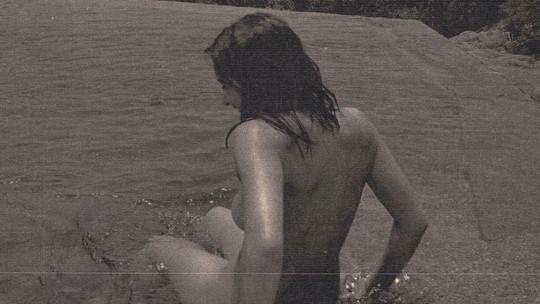 Nua, Rayssa Bratillieri toma banho de cachoeira com o namorado