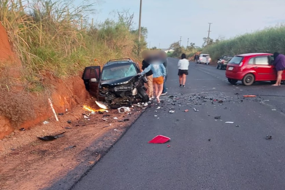 Batida entre dois carros deixa seis feridos em estrada vicinal de Boituva — Foto: Arquivo pessoal