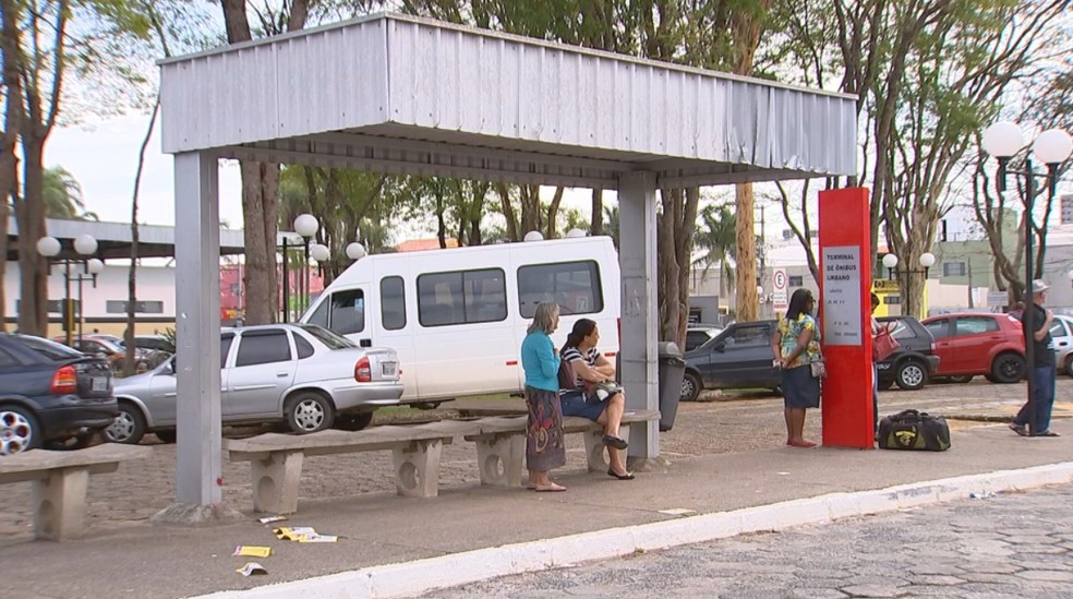 Moradores de Itapetininga dividem opiniÃµes sobre pontos de Ã´nibus  â€” Foto: ReproduÃ§Ã£o/TV TEM