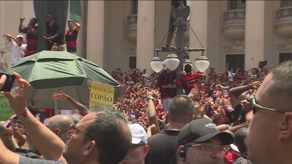 Torcedores do Flamengo lotam as escadarias da Alerj � Foto: Reprodu��o