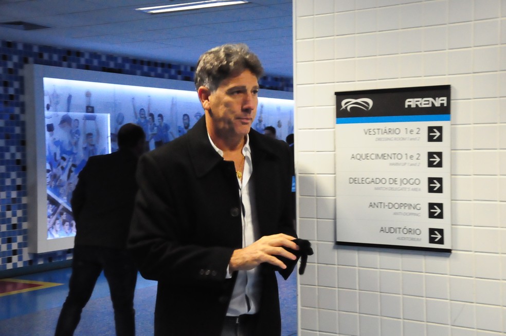 Renato deixa a beira do campo após a derrota para o Palmeiras (Foto: Eduardo Deconto)