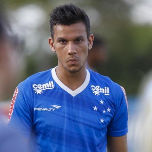 Perto dos 300 jogos pelo Cruzeiro, Henrique quer atingir marca em 2015