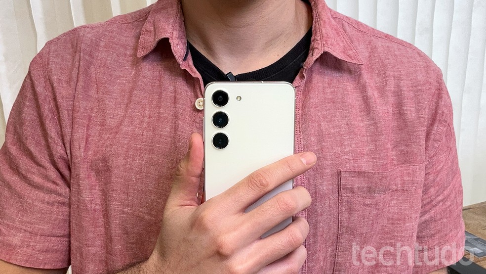 Samsung promete duas horas a mais de bateria no S23 em comparação com o iPhone 14 — Foto: Thássius Veloso/TechTudo