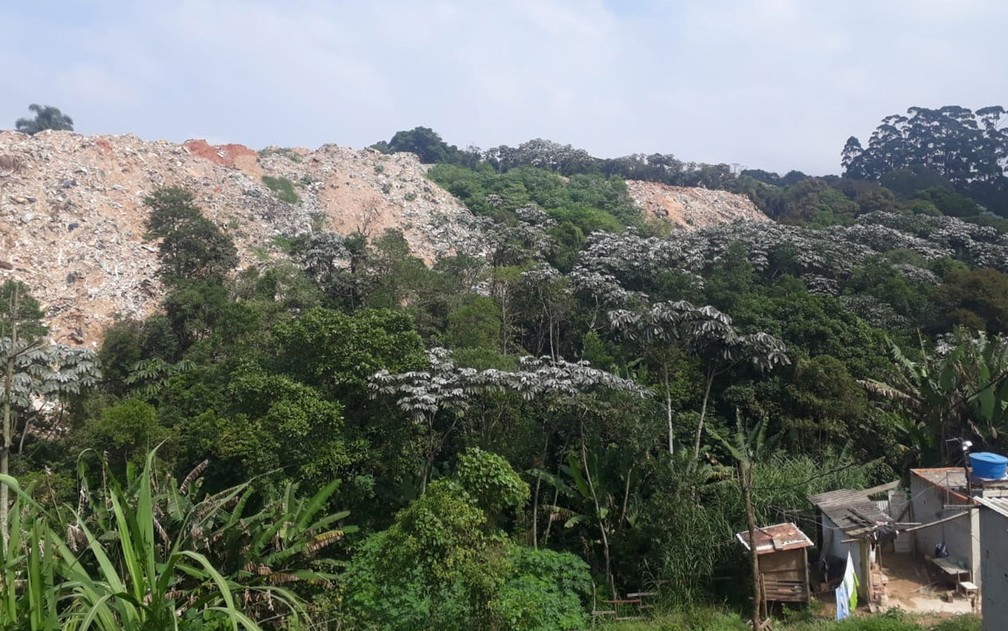 Ãrea de Mata AtlÃ¢ntica virou ponto de descarte de entulho, mesmo dentro do Parque Municipal Guabirobeira, em SÃ£o Mateus, sem grades â€” Foto: Arte/G1