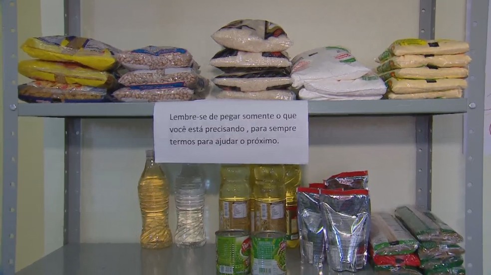 Pessoas que estejam precisando podem retirar alimentos na mercearia solidária montada na UESF do Jardim Eldorado em Assis (SP) — Foto: Reprodução/ TV TEM