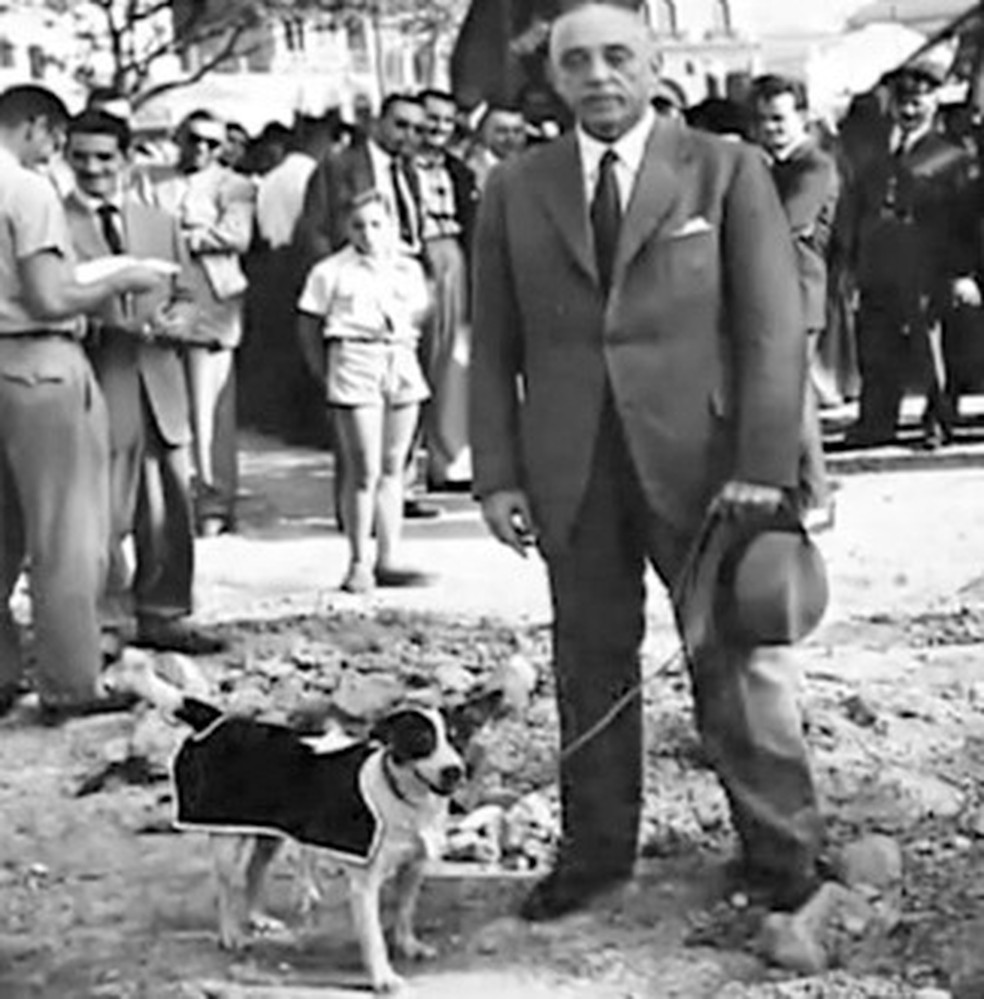 Carlito Rocha exibe Biriba em foto do acervo histórico do Botafogo — Foto: Reprodução/Acervo Histórico Botafogo