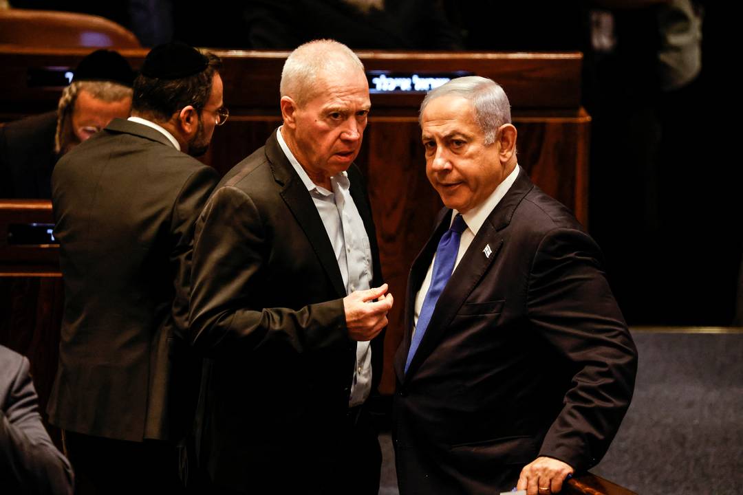 O ministro da Defesa de Israel, Yoav Gallant (à esquerda), fala com o primeiro-ministro israelense Benjamin Netanyahu