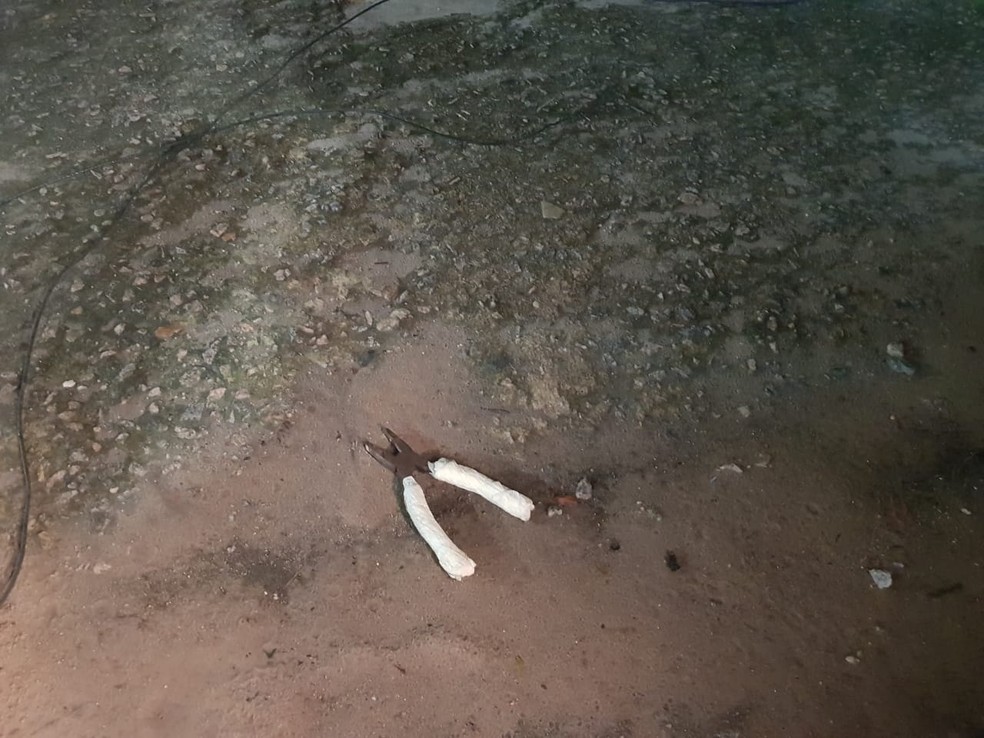 Um alicate foi encontrado ao lado do corpo do homem. — Foto: Rafaela Duarte/Verdes Mares