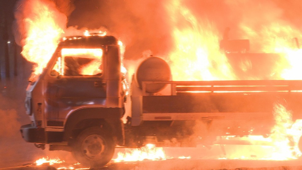 Incêndio atinge caminhões e contêiners de uma empresa de reciclagem na Estrutural, no DF  — Foto: TV Globo/Reprodução