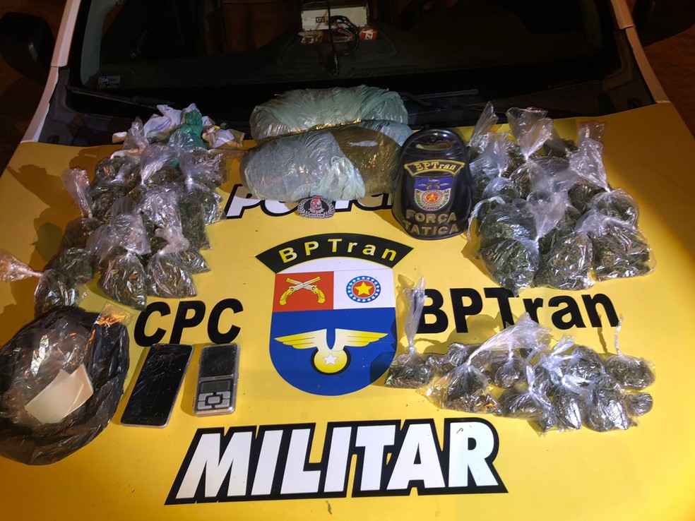 Mulheres estavam com 3 kg de maconha no Vergel, em Maceió — Foto: Polícia Militar