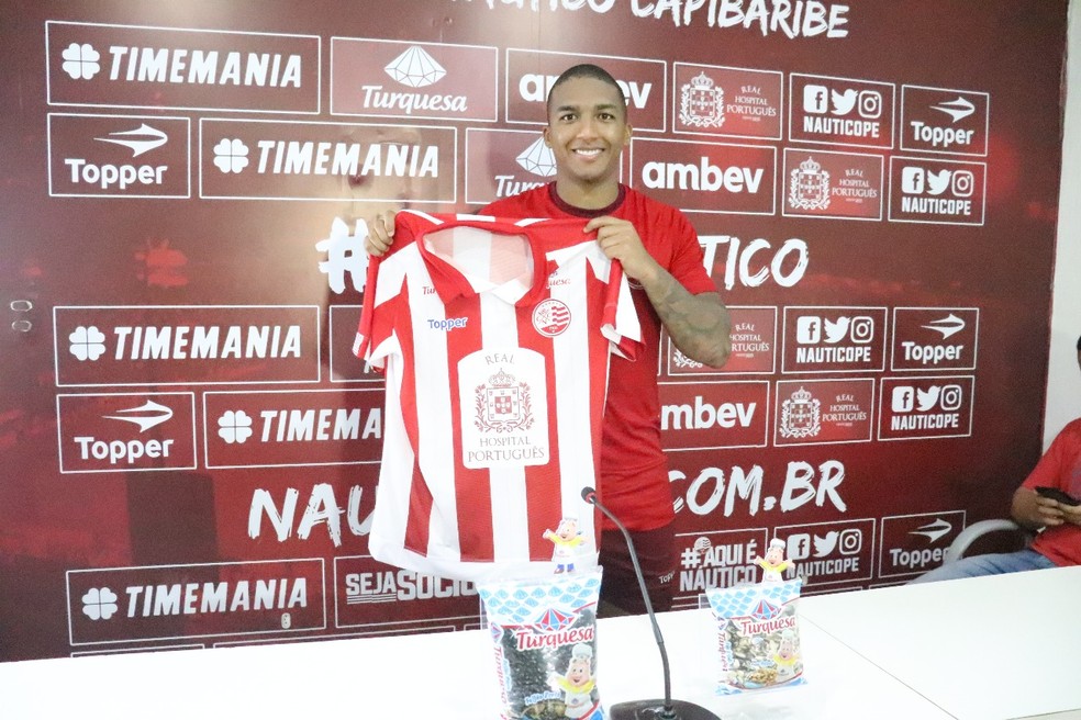 Danilo Pires posou com a camisa do N&aacute;utico &mdash; Foto: L&eacute;o Lemos/CNC