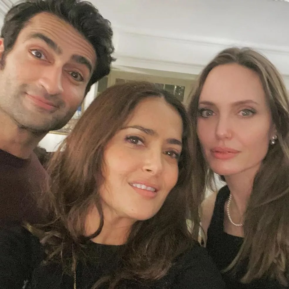 Kumail Nanjiani, Salma Hayek e Angelina Jolie trabalharam juntos no filme Eternos (2021) (Foto: Reprodução / Instagram)
