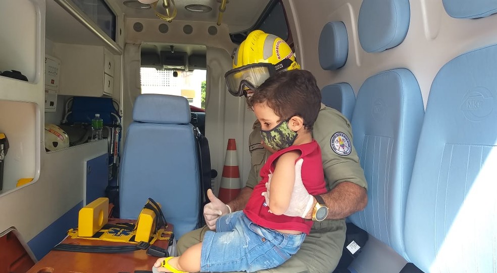 Davi conheceu o trabalho do corpo de bombeiros — Foto: Naftaly Nascimento/G1