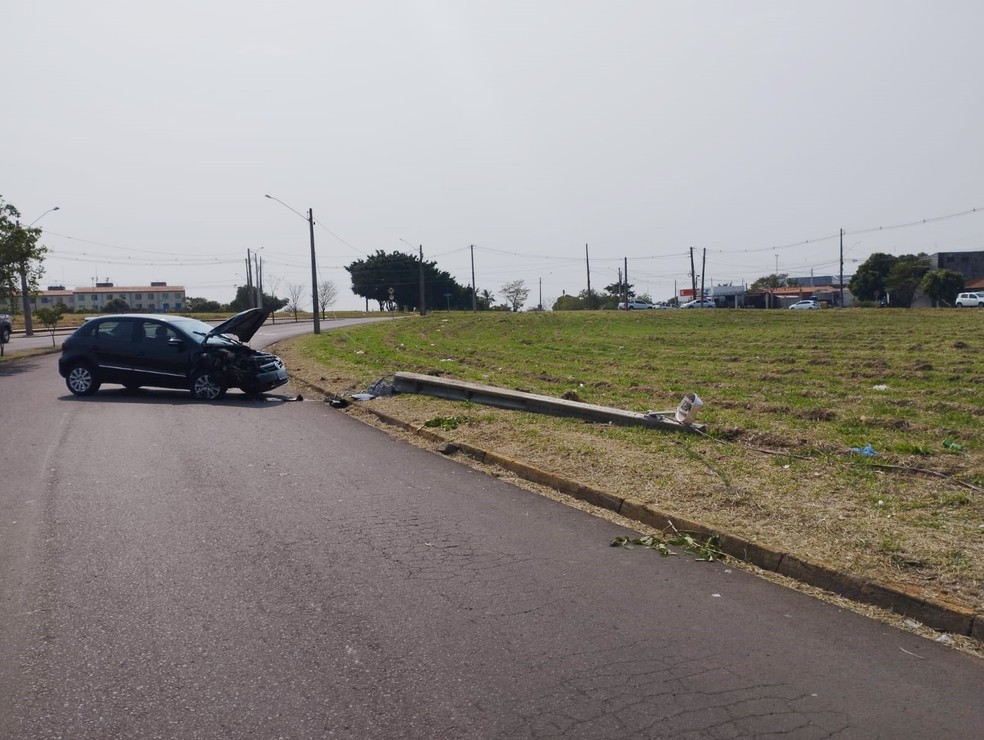 Carro derrubou poste na Avenida JK, em Presidente Prudente (SP) — Foto: Bruna Bachega/TV Fronteira