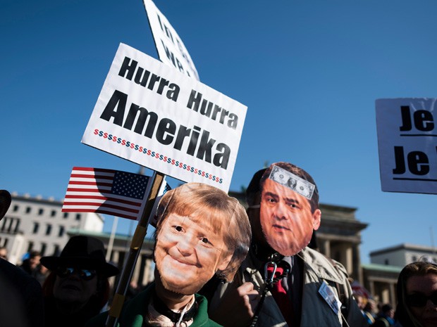 Manifestantes protestam em Berlim contra tratado de livre comércio (Foto: AFP PHOTO/DPA/GREGOR FISCHER)