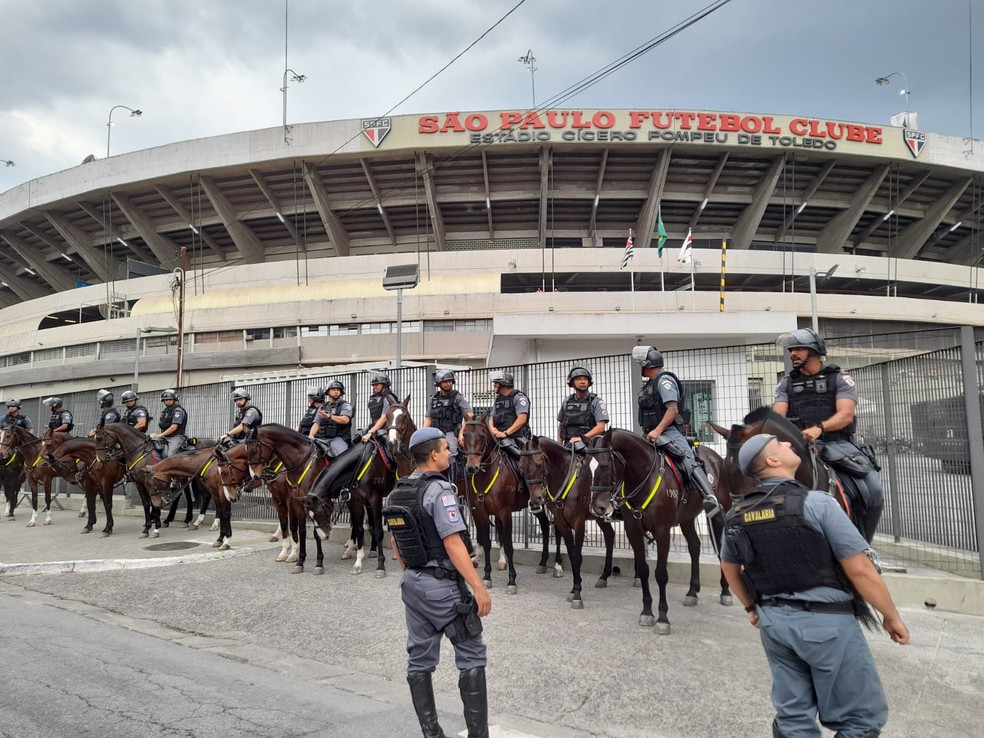 Polícia cerca o Morumbi antes da chegada da delegação do São Paulo — Foto: Leonardo Lourenço