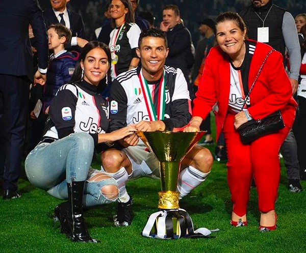 O jogador de futebol Cristiano Ronaldo com a namorada, a modelo argentina Georgina Rodríguez, e a mãe dele durante as comemorações do título de campeã italiana da Juventus (Foto: Instagram)