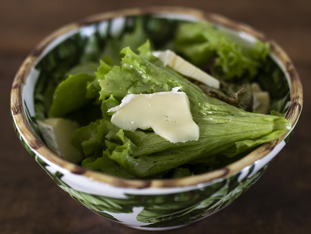 Salada de folhas com queijo brie e vinagrete de pera e mel  (Foto: Divulgação)