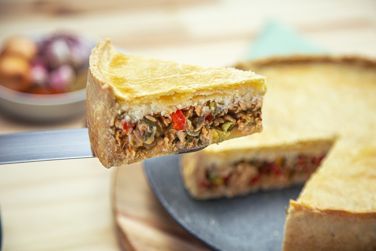 Torta De Frango Vegetal Cremosa Feita Com Azeitona Piment O E