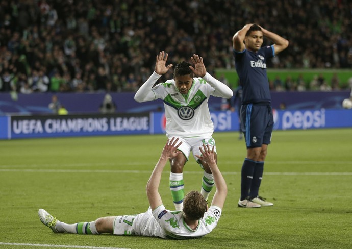 Bruno Henrique comemora gol de Arnold em Wolfsburg x Real Madrid (Foto: AP Photo/Matthias Schrader)