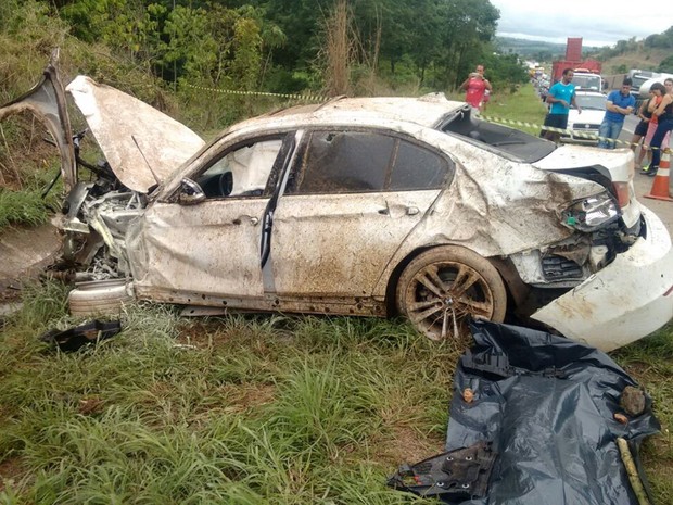 PRF diz que veículo saiu da pista, bateu contra árvore e barranco, em Alexânia, Goiás (Foto: Divulgação/PRF)