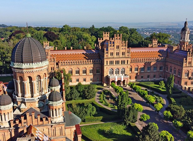 Residência dos Metropolitanos da Bucovina e da Dalmácia: palácio construído para um bispo que hoje abriga uma universidade (Foto: Oleksandr Malyon / Wikipedia Commons)