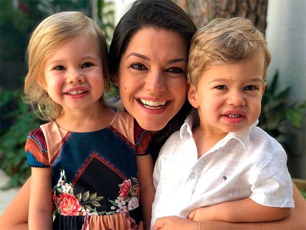 Thaís Fersoza entre os filhos Melinda e Teodoro (Foto: Reprodução/Instagram)