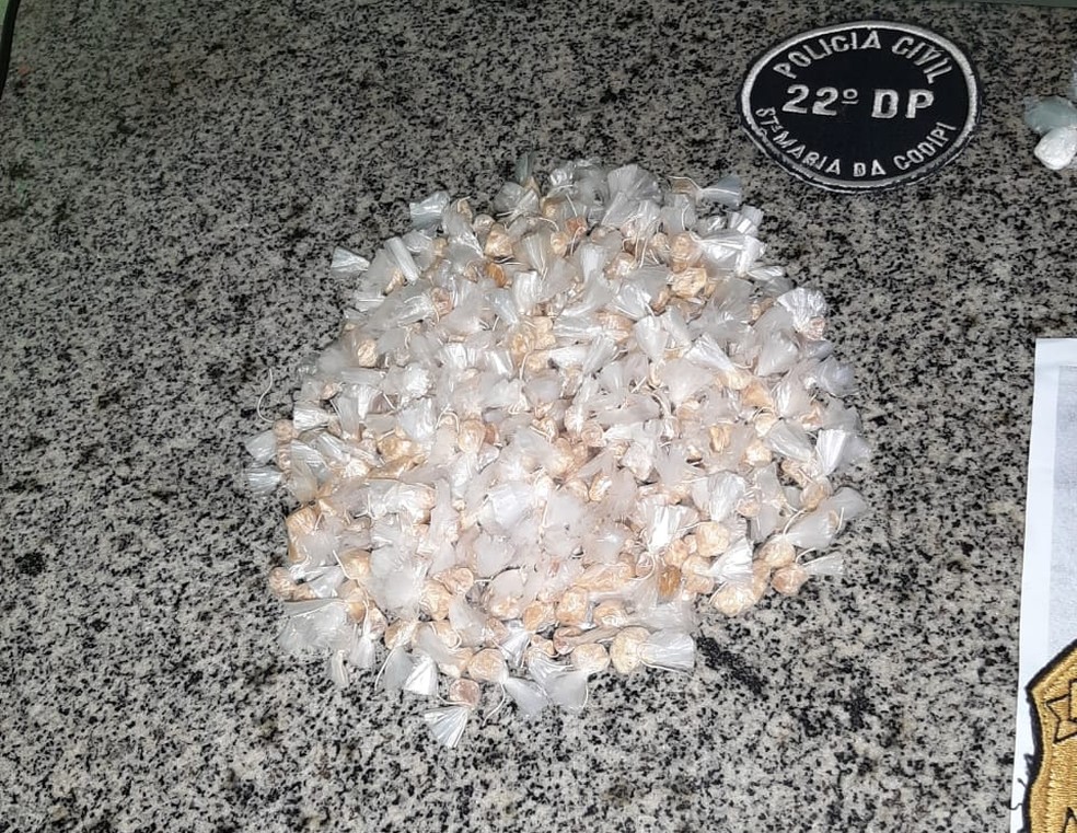 325 pedras de crack encontradas com o suspeito — Foto: Divulgação/Polícia Civil