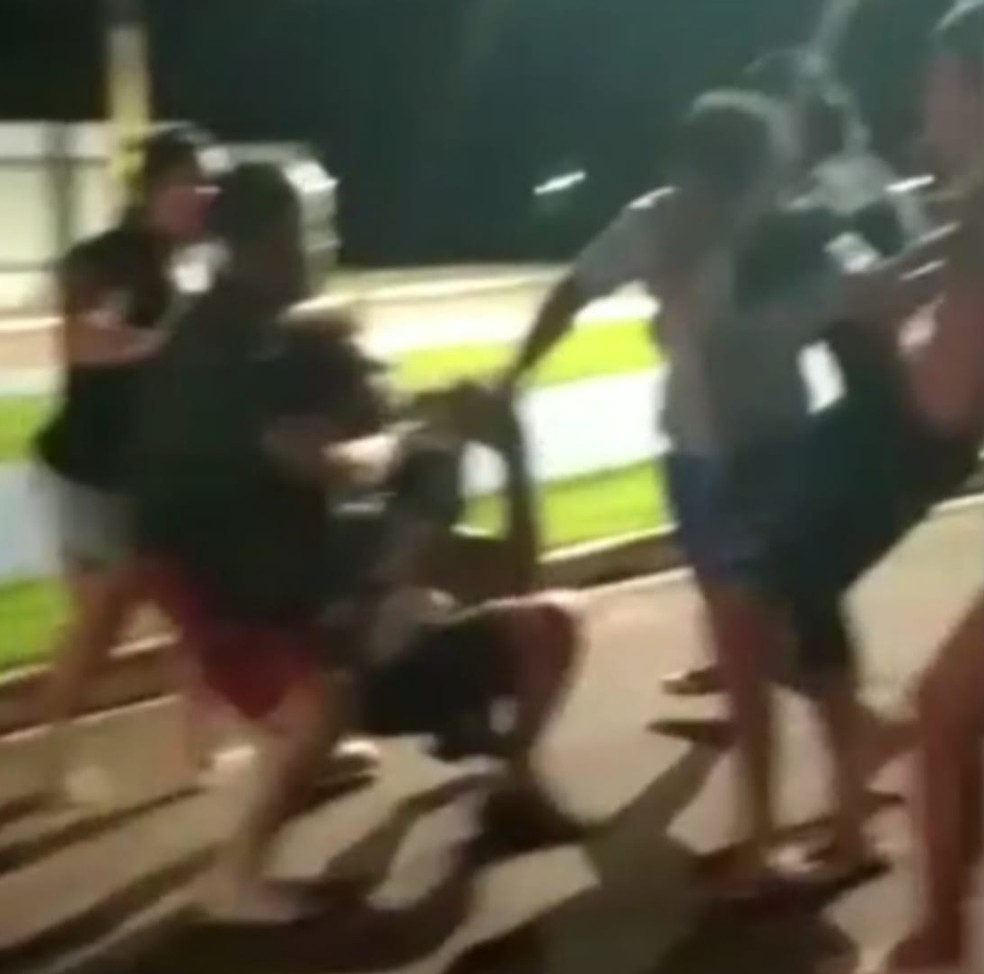 Desconhecido aplicou golpe 'mata-leão' para apartar briga — Foto: Reprodução