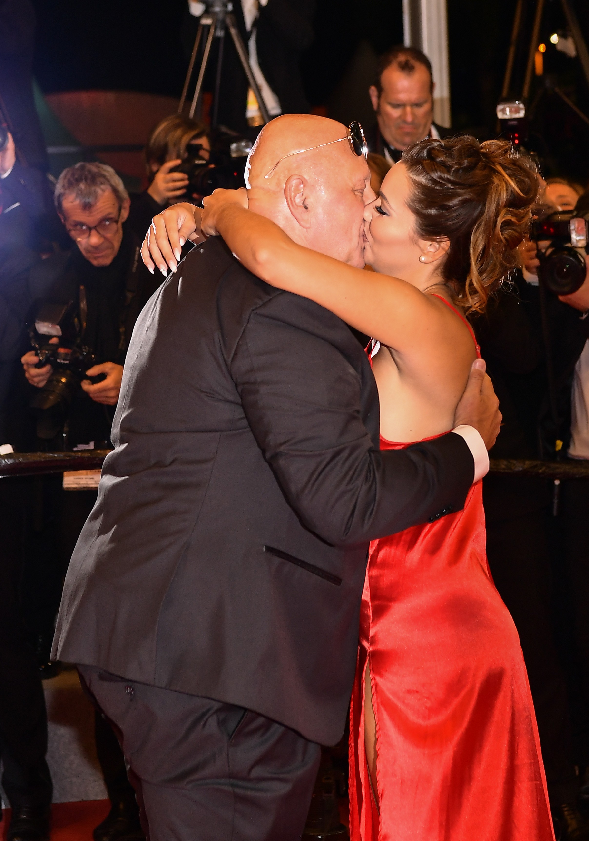 Um convidado anônimo após pedir a mão de sua acompanhante em casamento durante a apssage dos dois pelo red carpet de Cannes (Foto: Getty Images)