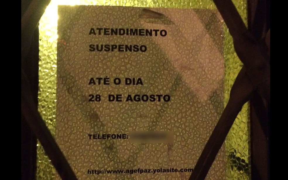 Comunicado na entrada da agência diz que atendimento está suspenso até o dia 28 (Foto: Paula Paiva Paulo/G1)