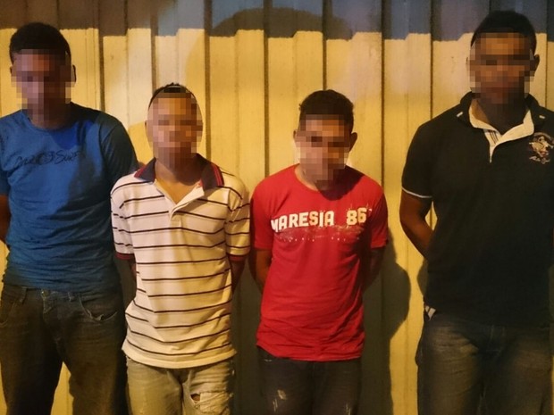 Jovens são presos suspeitos de roubar casa em Goiânia, Goiás (Foto: Divulgação/ PM)