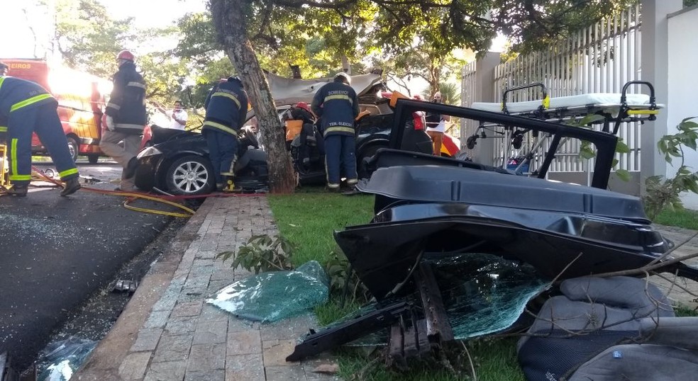 Duas vítimas ficaram presas às ferragens em acidente em Maringá (Foto: João Dutra/RPC)