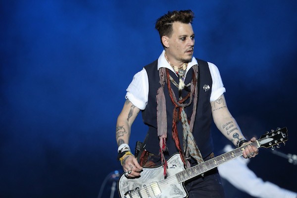 O ator Johnny Depp durante show recente de sua banda na Europa (Foto: Getty Images)